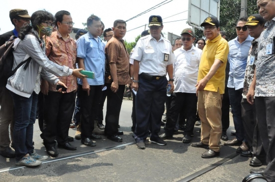 Aksi Menko Rizal Ramli bongkar jalan yang tutupi rel di Priok