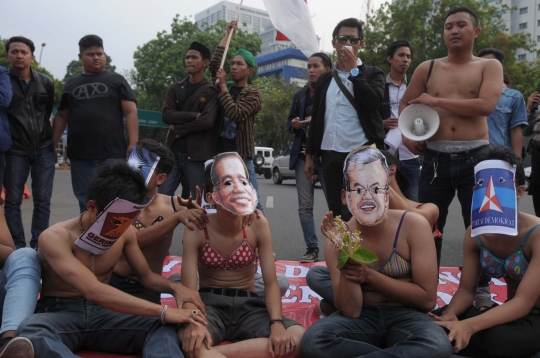 Tuntut Jokowi-JK mundur, aktivis demo pakai bra di depan Istana