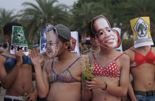 Tuntut Jokowi-JK mundur, aktivis demo pakai bra di depan Istana