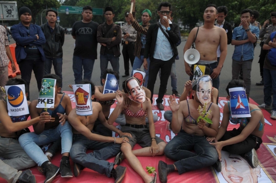 Tuntut Jokowi-JK mundur, aktivis demo pakai bra di depan Istana