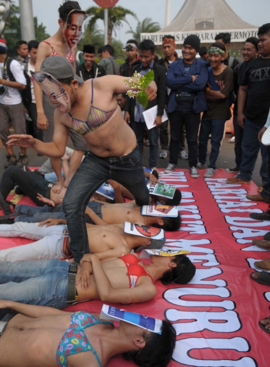 Tuntut Jokowi-JK mundur, aktivis demo pakai bra di depan Istana