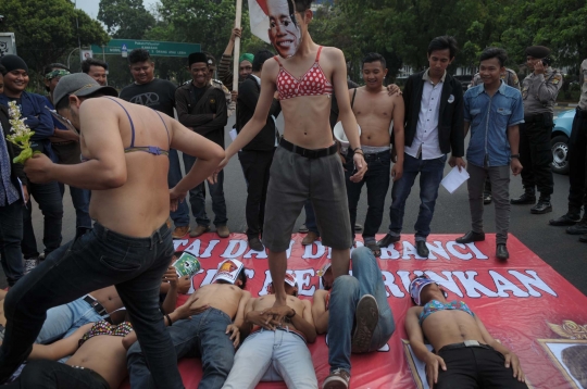 Tuntut Jokowi-JK mundur, aktivis demo pakai bra di depan Istana