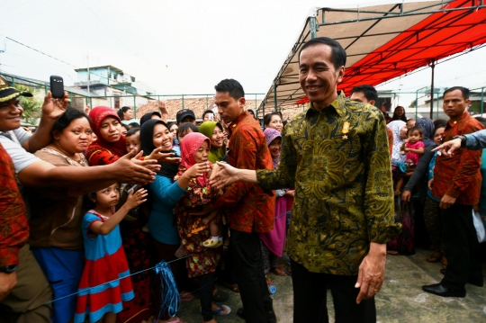 Presiden Jokowi bagi-bagi sembako di Menteng Dalam