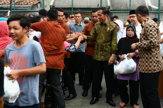 Presiden Jokowi bagi-bagi sembako di Menteng Dalam