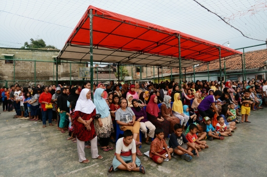 Presiden Jokowi bagi-bagi sembako di Menteng Dalam