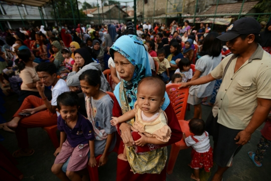 Presiden Jokowi bagi-bagi sembako di Menteng Dalam