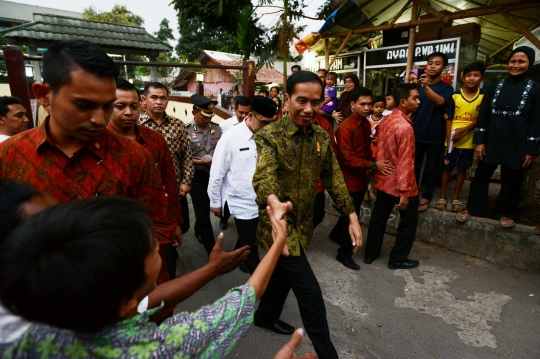 Presiden Jokowi bagi-bagi sembako di Menteng Dalam