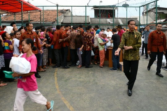 Presiden Jokowi bagi-bagi sembako di Menteng Dalam