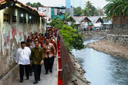 Presiden Jokowi bagi-bagi sembako di Menteng Dalam