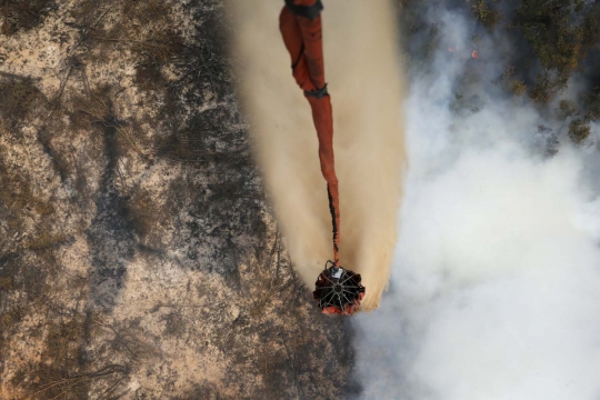 Menyaksikan bom air padamkan kebakaran hutan di Ogan Komering Ulu