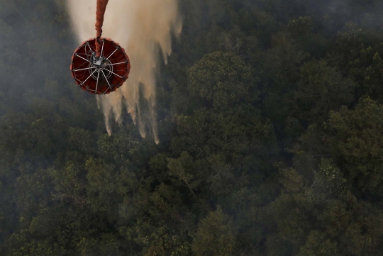 Menyaksikan bom air padamkan kebakaran hutan di Ogan Komering Ulu