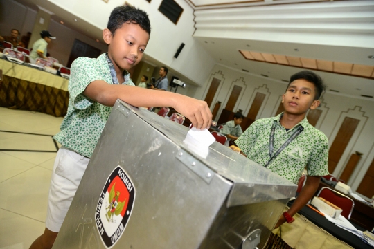 Antusiasme siswa SD laksanakan simulasi Pemilu di Gedung KPU