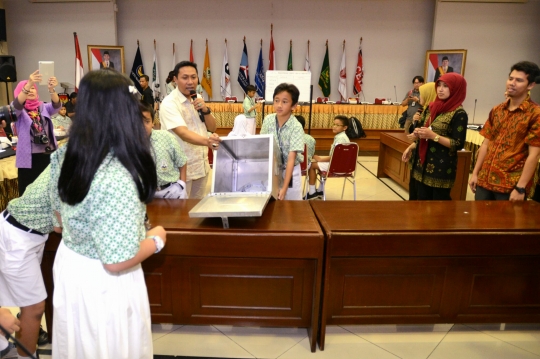 Antusiasme siswa SD laksanakan simulasi Pemilu di Gedung KPU