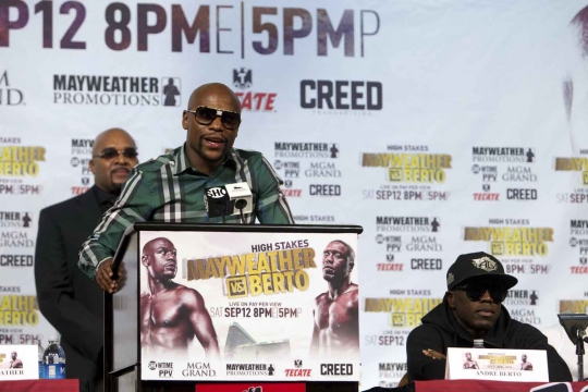 Gaya Floyd Mayweather jelang duel lawan Andre Berto