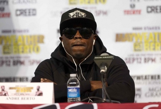 Gaya Floyd Mayweather jelang duel lawan Andre Berto