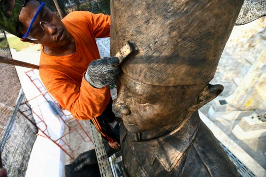 Melihat perawatan patung Soekarno-Hatta di Tugu Proklamasi