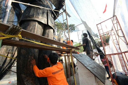 Melihat perawatan patung Soekarno-Hatta di Tugu Proklamasi