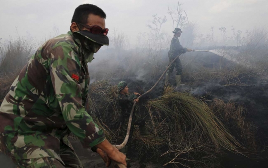 Aksi TNI jinakkan kabut asap di Sumsel