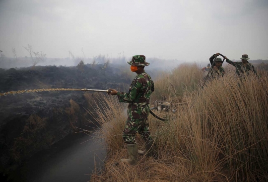 Aksi TNI jinakkan kabut asap di Sumsel