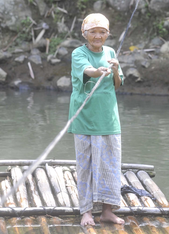 Potret perjuangan hidup nenek 80 tahun kerja sebagai penarik eretan