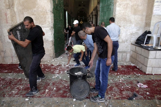 Gotong-royong warga Palestina bersihkan reruntuhan Masjidil Aqsa