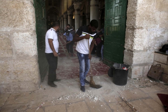 Gotong-royong warga Palestina bersihkan reruntuhan Masjidil Aqsa