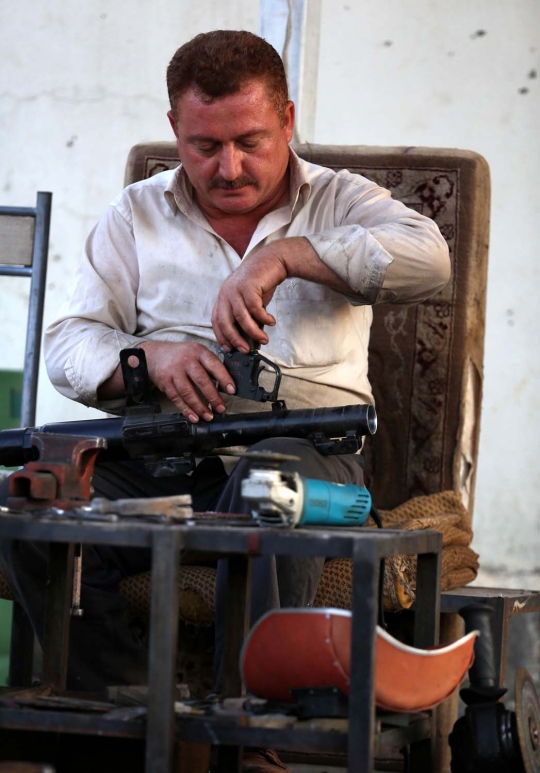 Intip bengkel sederhana tempat reparasi senjata pejuang Kurdi