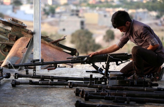 Intip bengkel sederhana tempat reparasi senjata pejuang Kurdi
