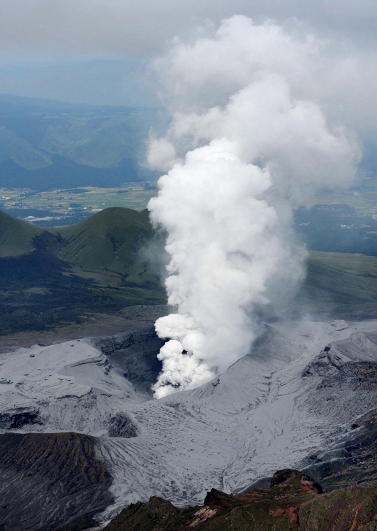 Gunung Aso di Jepang meletus, awan panas menyembur 2.000 meter