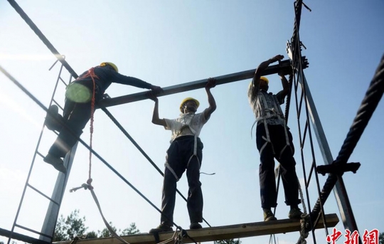 Kisah menantang maut pekerja bangun jembatan kaca gantung