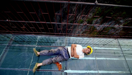 Kisah menantang maut pekerja bangun jembatan kaca gantung
