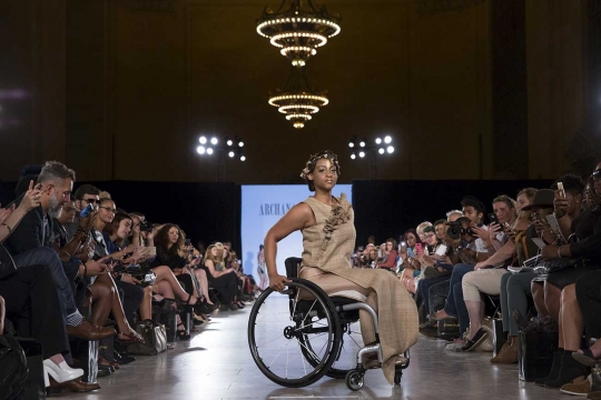Aksi model berkursi roda dan down syndrome di New York Fashion Week