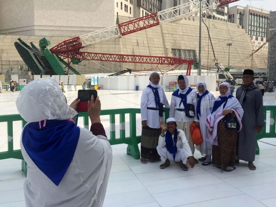 Gaya narsis jemaah haji foto-foto di lokasi crane jatuh