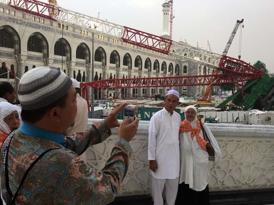 Gaya narsis jemaah haji foto-foto di lokasi crane jatuh