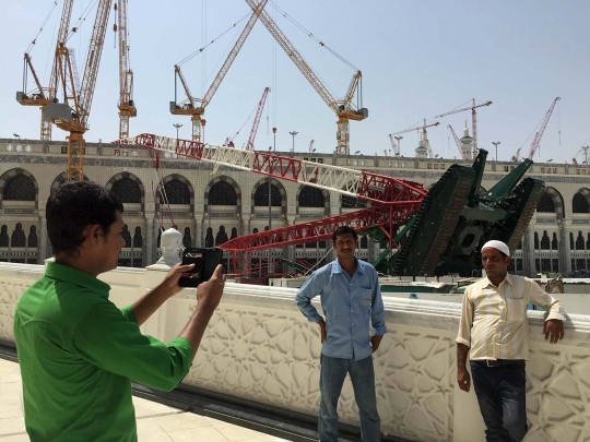 Gaya narsis jemaah haji foto-foto di lokasi crane jatuh