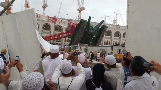 Gaya narsis jemaah haji foto-foto di lokasi crane jatuh