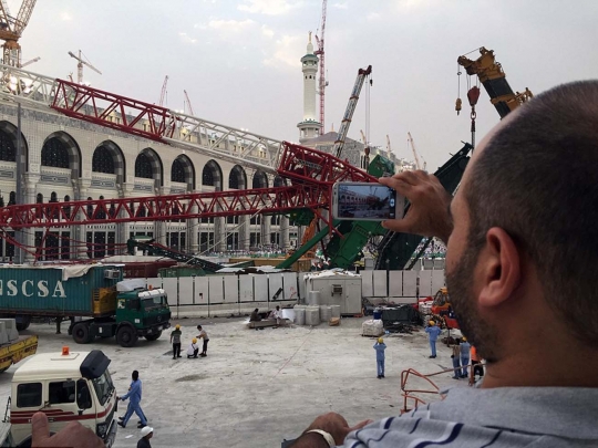 Gaya narsis jemaah haji foto-foto di lokasi crane jatuh