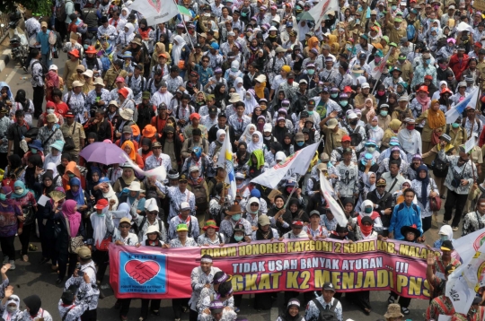 Tuntut jadi PNS, ribuan guru honorer banjiri Gedung DPR