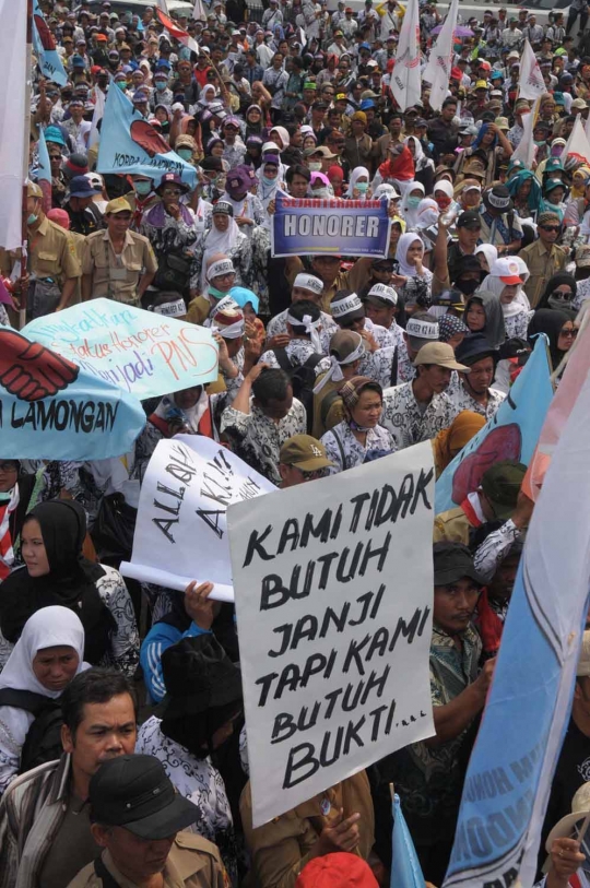 Tuntut jadi PNS, ribuan guru honorer banjiri Gedung DPR