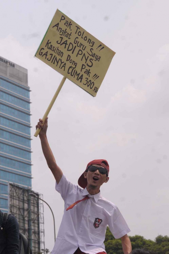 Tuntut jadi PNS, ribuan guru honorer banjiri Gedung DPR