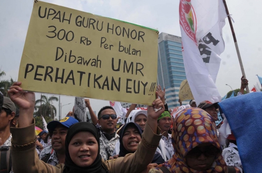 Tuntut jadi PNS, ribuan guru honorer banjiri Gedung DPR