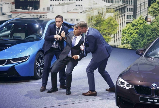 Ini insiden CEO BMW terjatuh saat presentasi di Frankfurt Motor Show