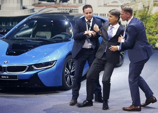 Ini insiden CEO BMW terjatuh saat presentasi di Frankfurt Motor Show