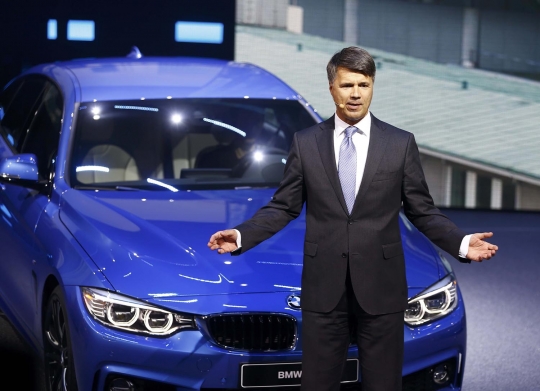 Ini insiden CEO BMW terjatuh saat presentasi di Frankfurt Motor Show