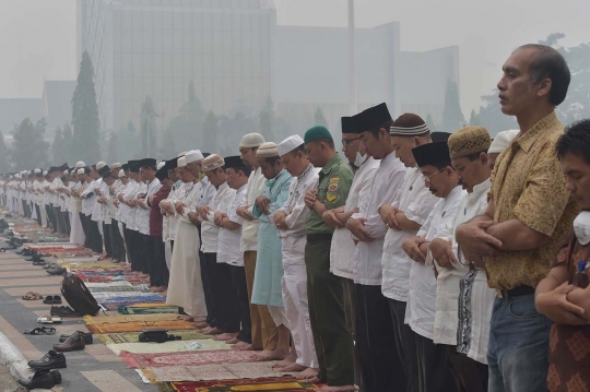 Ribuan warga Riau gelar salat minta hujan di tengah kabut asap