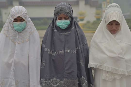 Ribuan warga Riau gelar salat minta hujan di tengah kabut asap