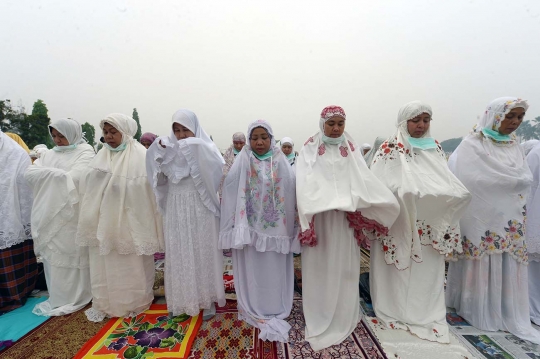 Ribuan warga Riau gelar salat minta hujan di tengah kabut asap