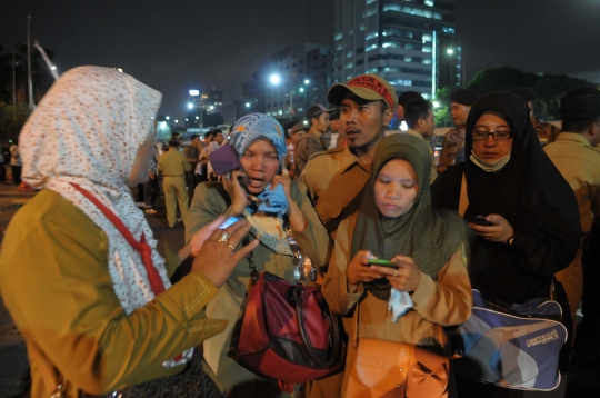 Usai seharian demo, guru honorer bersorak gembira diangkat PNS