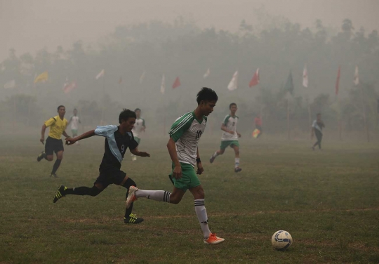 Berkompetisi sepakbola di tengah pekatnya kabut asap Jambi