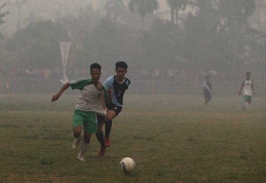 Berkompetisi sepakbola di tengah pekatnya kabut asap Jambi